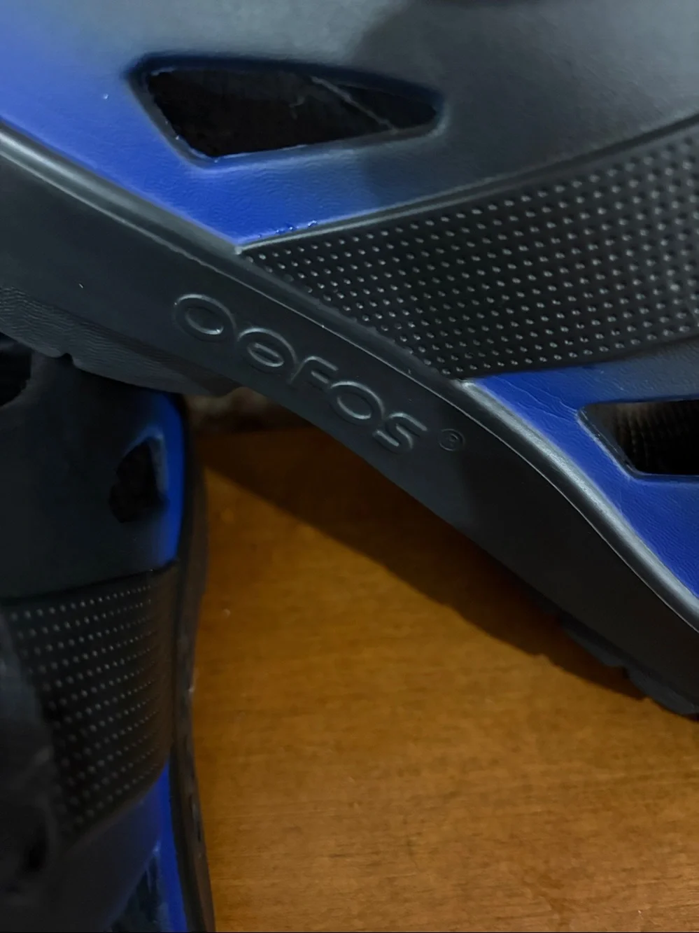 OOFOS OOcandoo Sandals in black/blue ombré size M11/W13 unisex hook & loop strap